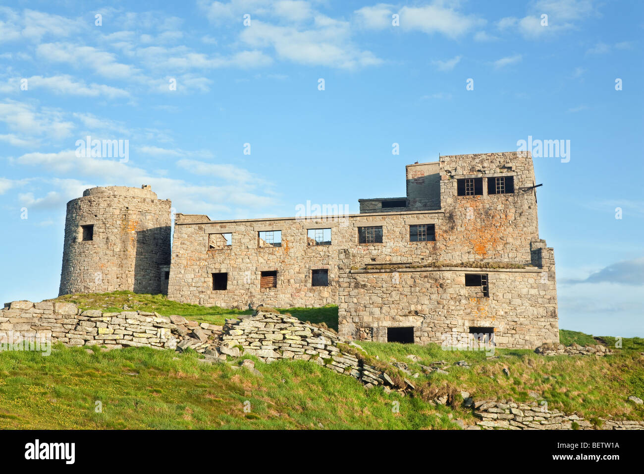 Estate Mountain View con fortezza - Osservatorio rovine sulla Pip Ivan mountain top (Chornogora Ridge, Carpazi, Ucraina) Foto Stock