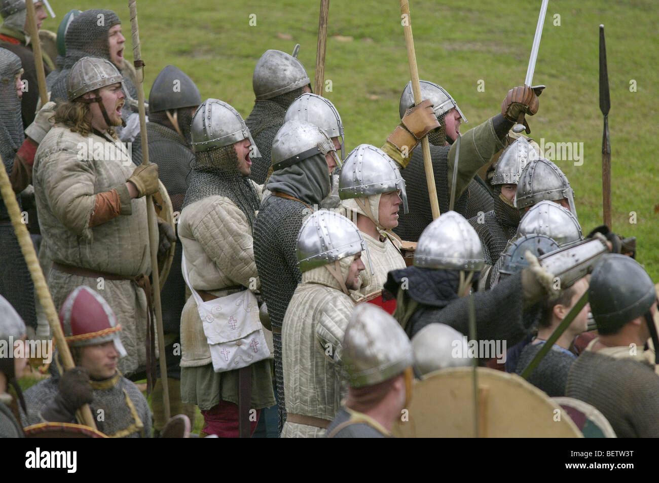 Esercito locale gridando defiance prima di una battaglia con i vichinghi a rievocazione storica a Tiel nei Paesi Bassi Foto Stock