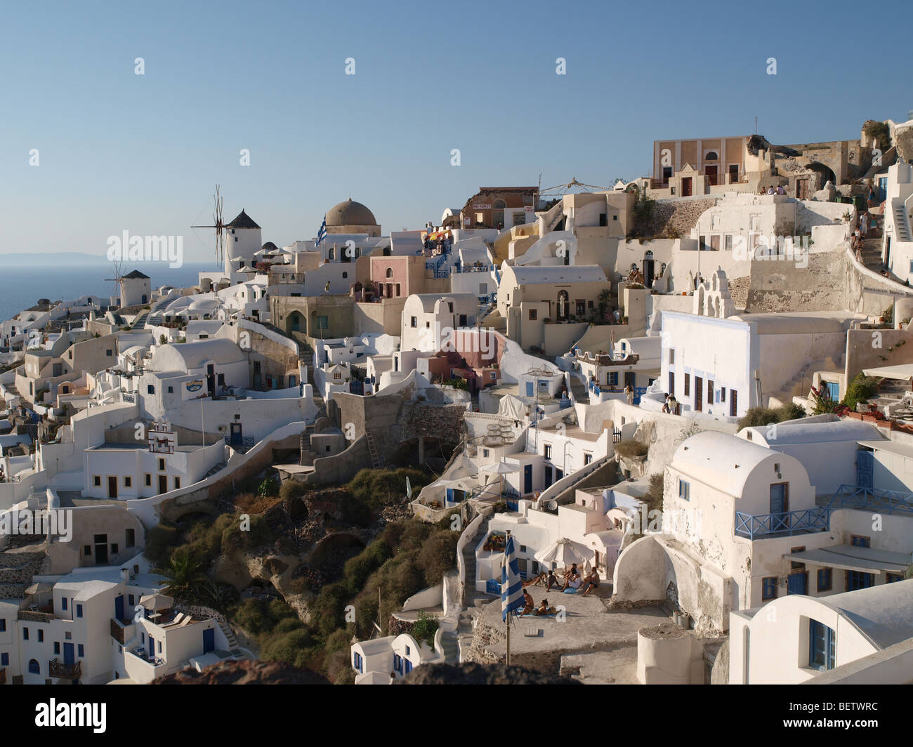 Santorini, Grecia. Vista su Oia prima del tramonto. Vista oceano del Mediterraneo. Mare del villaggio. Hotspot turistico Foto Stock