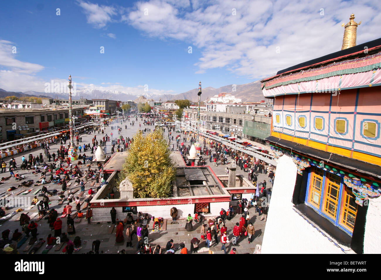 Vista su piazza Barkhor dalla sommità del Jokhang Tempio di Lhasa. La folla di pellegrini si sono riuniti di fronte al tempio per la preghiera Foto Stock