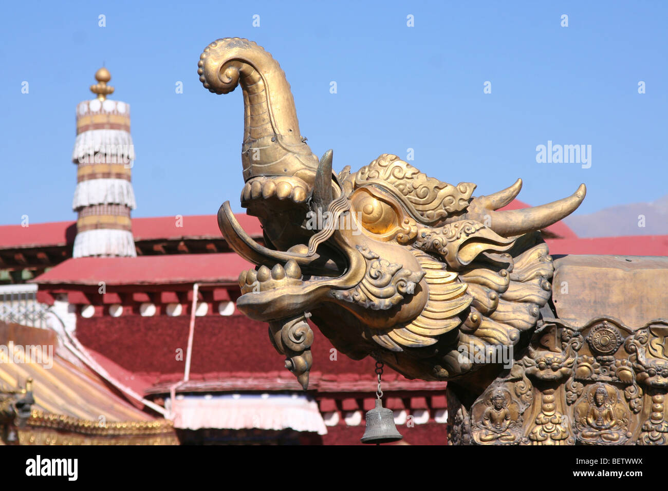 Bronzo dorato di tetti di il tempio del Jokhang a Lhasa, in Tibet. Lo stile architettonico è basato su Indian vihara design. Foto Stock