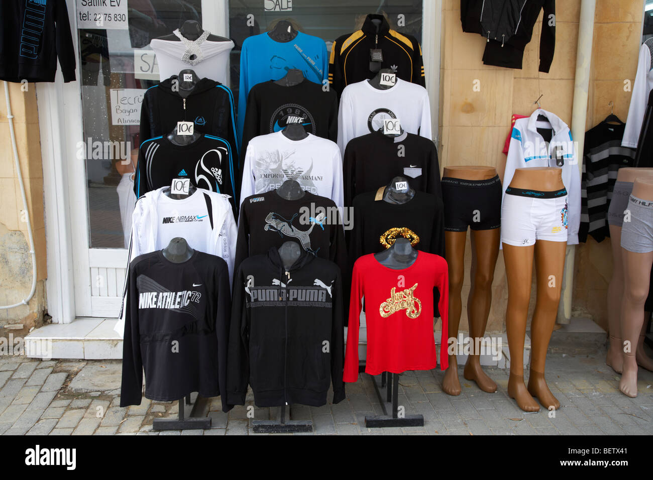 Merci contraffatte o falsi abbigliamento di marca per la vendita al di fuori del negozio nella trafficata area portuale di Kalkan Foto stock Alamy