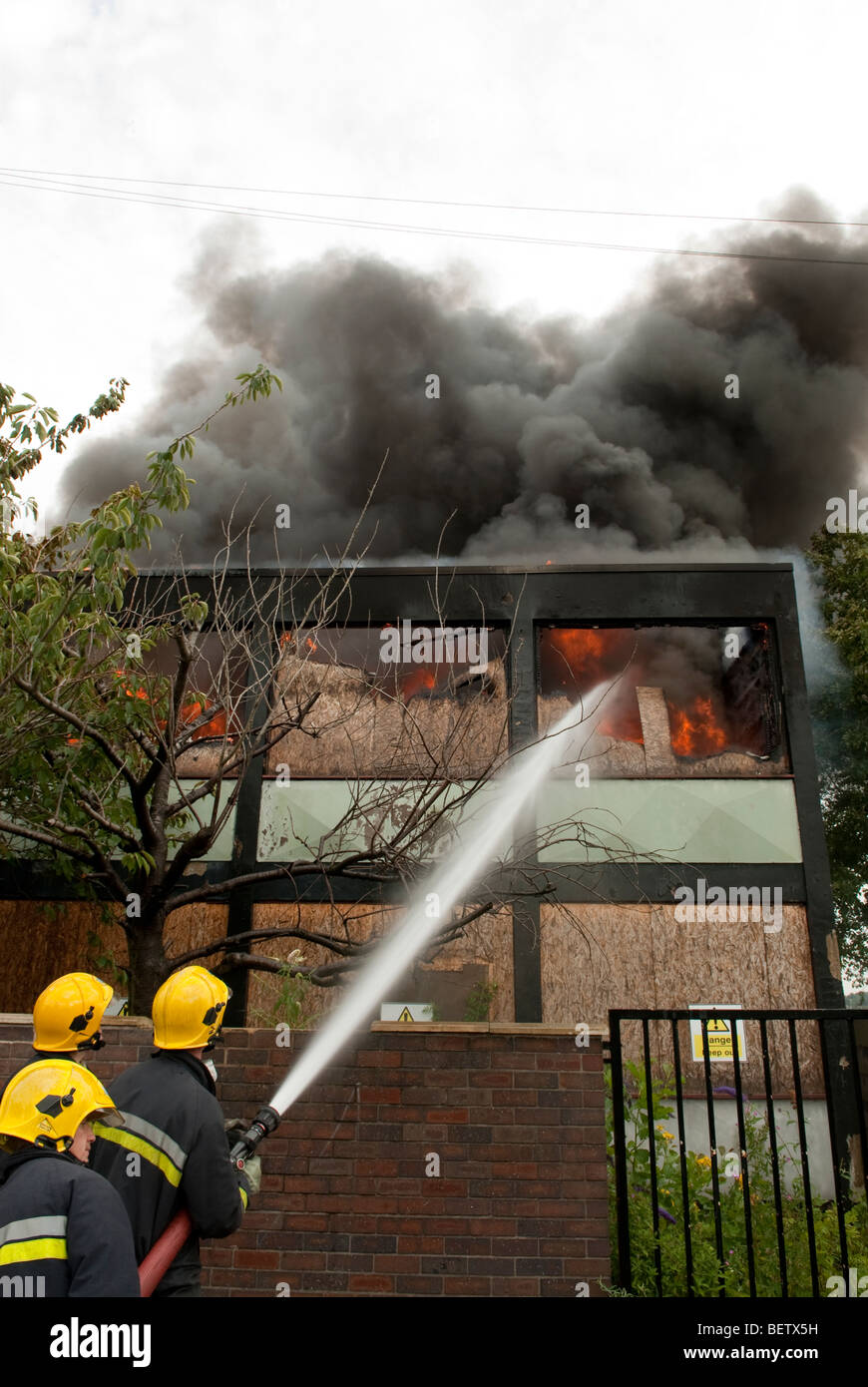 Ufficio di fabbrica il blocco sul fuoco con le fiamme e il fumo da windows Foto Stock