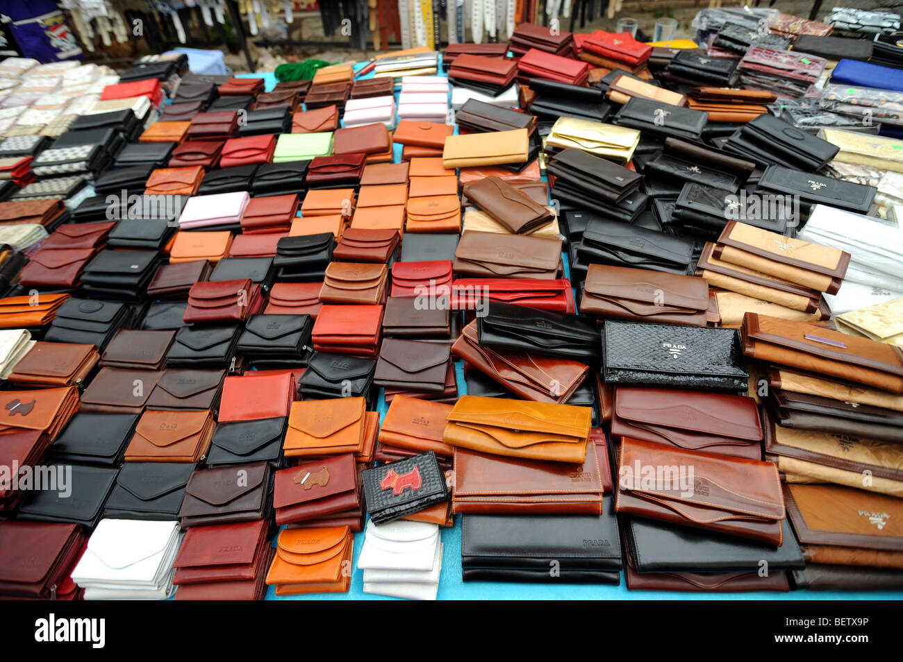 Merci contraffatte in vendita presso il mercato settimanale a Kalkan Foto Stock