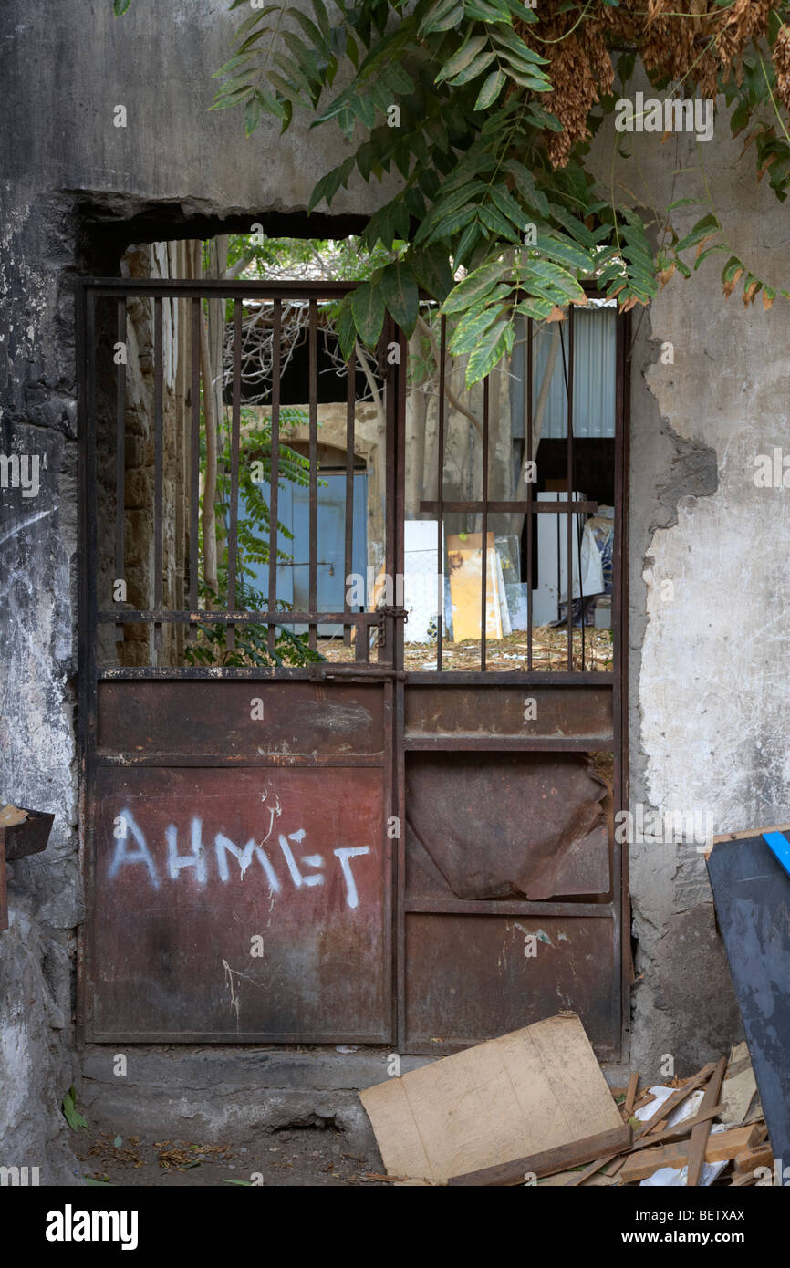 Guardando attraverso la porta di no mans land e area riservata dell'ONU zona tampone nella linea verde Foto Stock