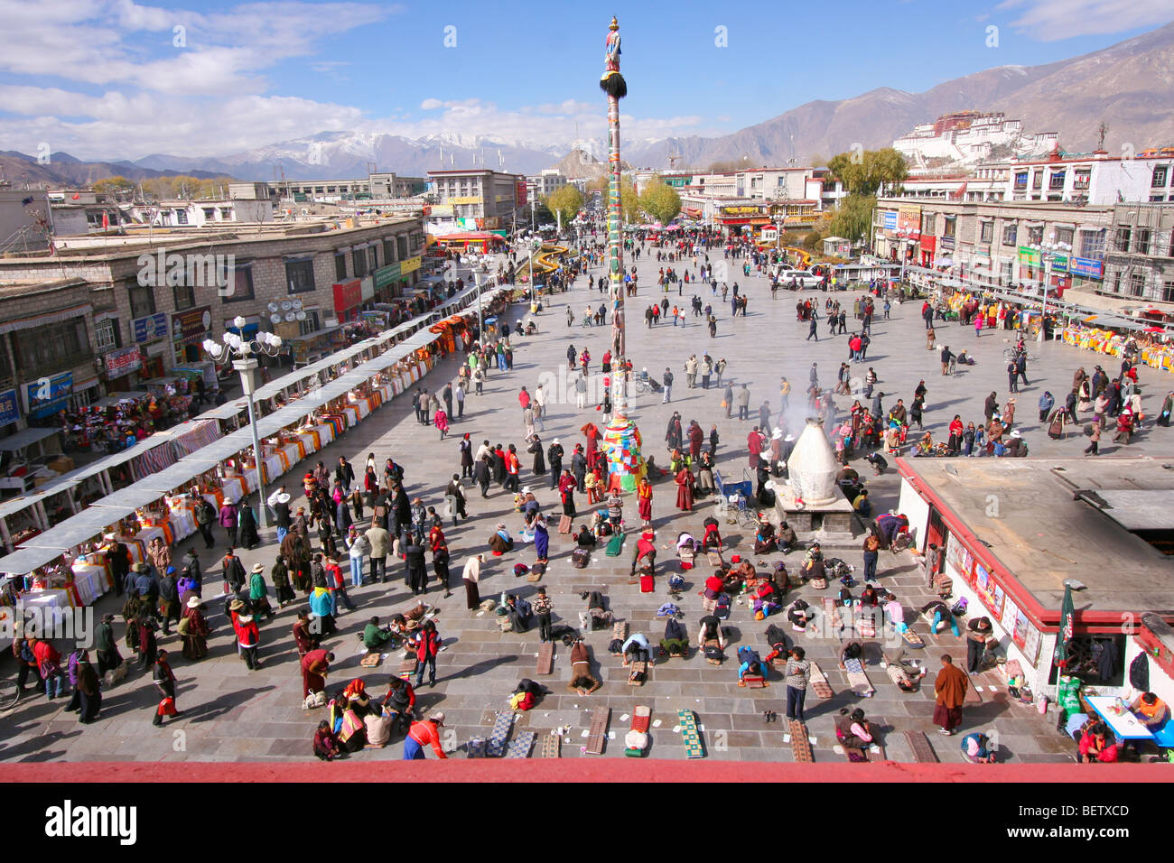 Vista su piazza Barkhor dalla sommità del Jokhang Tempio di Lhasa. La folla di pellegrini si sono riuniti di fronte al tempio per la preghiera Foto Stock