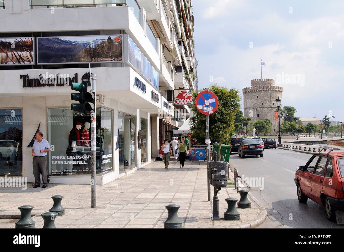 Salonicco Grecia Nikis Avenue negozi e la storica cinquecentesca Torre Bianca Foto Stock