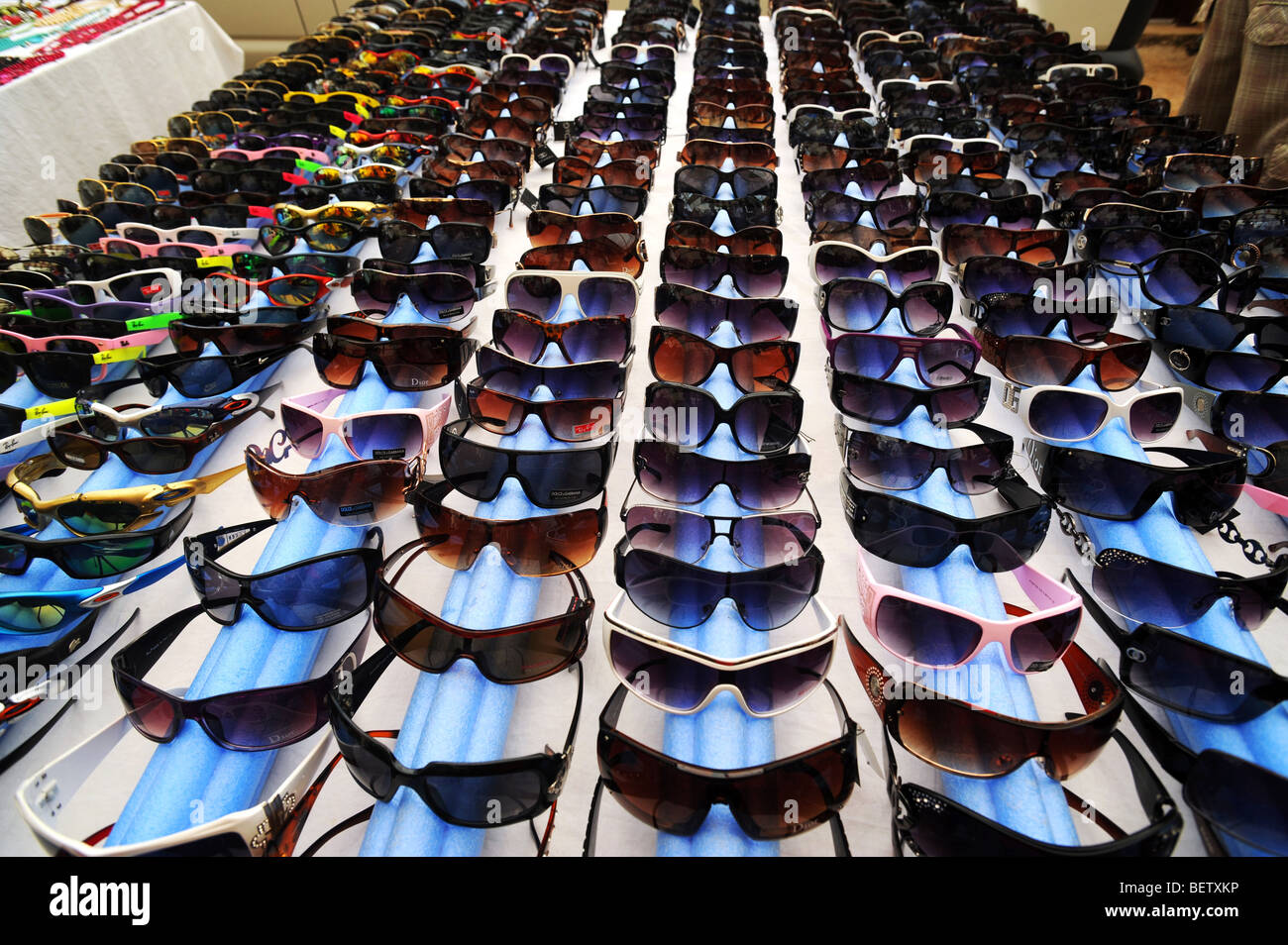 Merci contraffatte in vendita presso il mercato settimanale a Kalkan Foto Stock