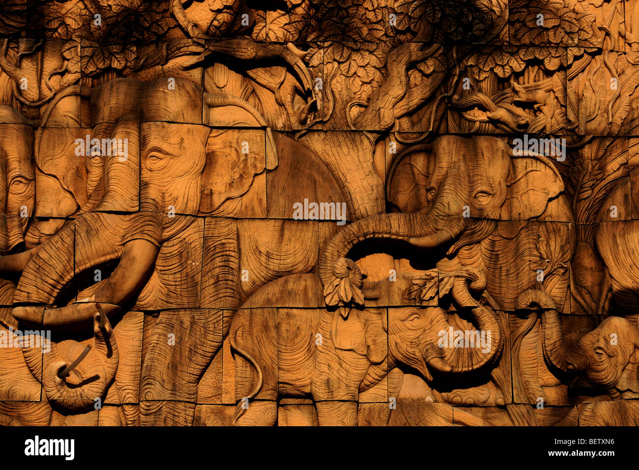Scultura in legno di elefanti , Pattaya , Thailandia Foto Stock