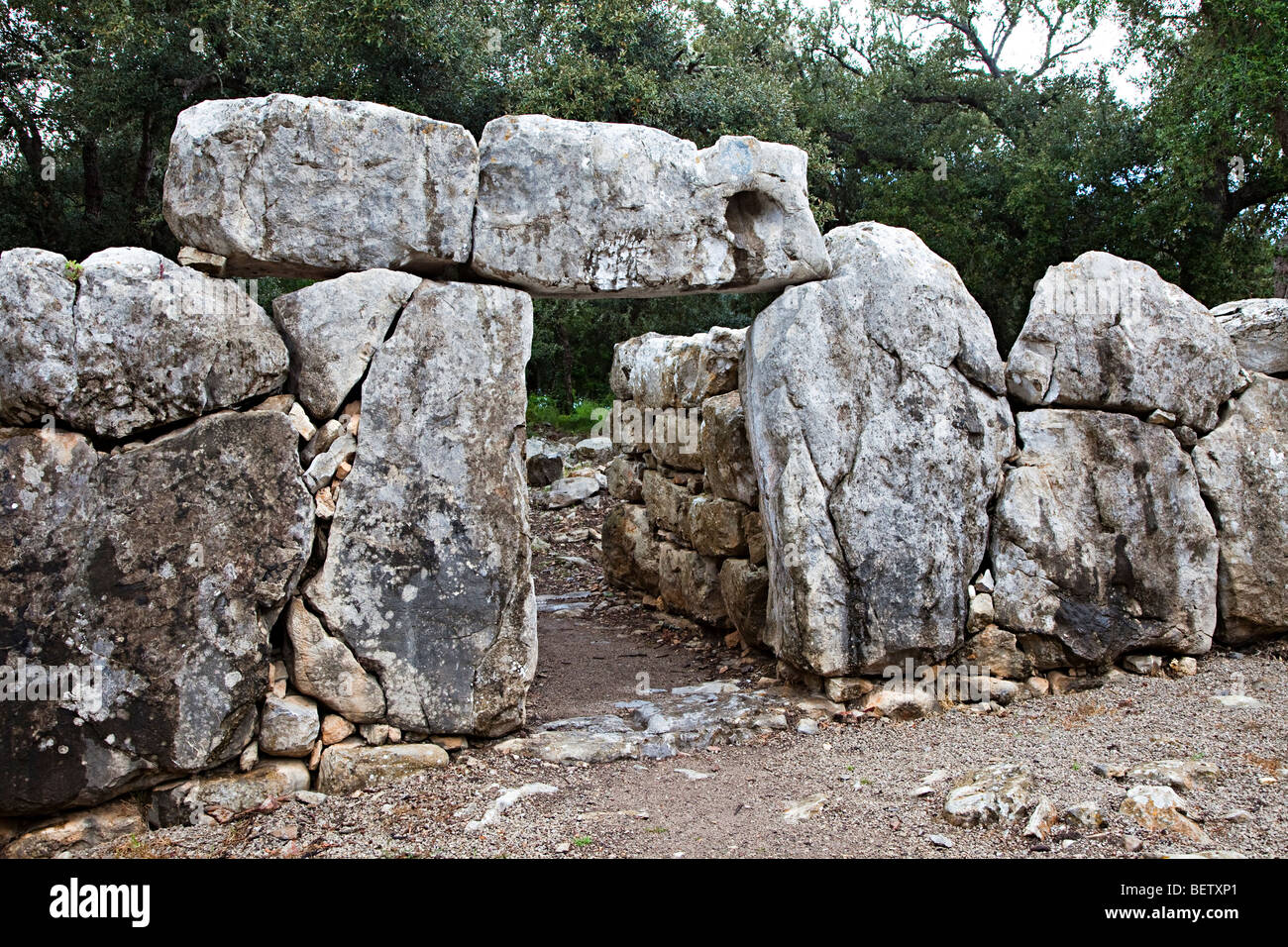 Insediamento esterno di mura difensive e l'entrata principale per il paesino talaiotico di Ses Paisses Mallorca Spagna Spain Foto Stock