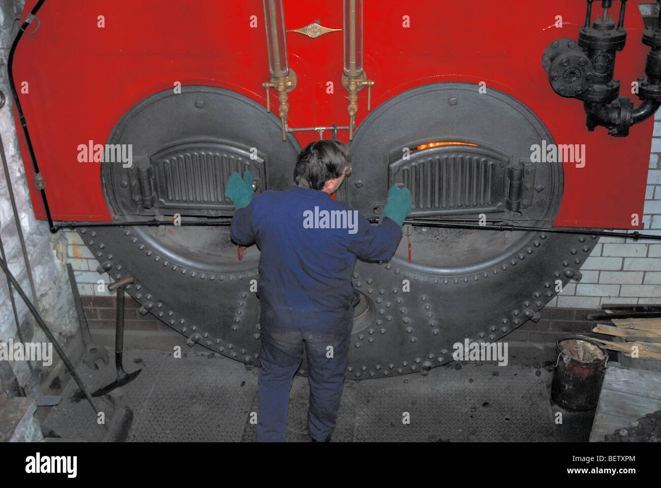 Le caldaie a vapore e i loro fuochista del motore a vapore alimentare i telai della Queen St mulino museo tessile in Burnley Lancashire Foto Stock