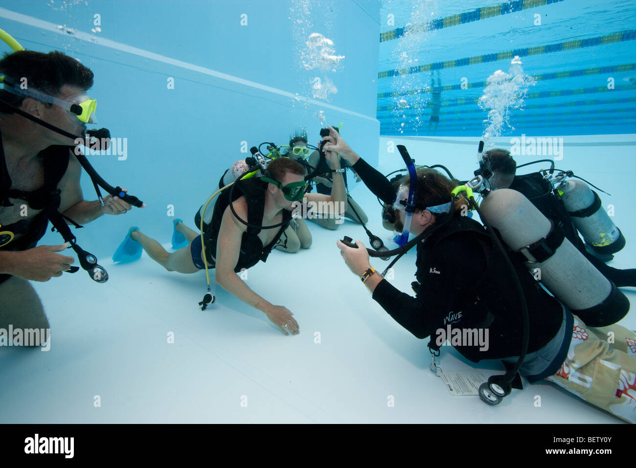 Scuba instruction in piscina Foto Stock