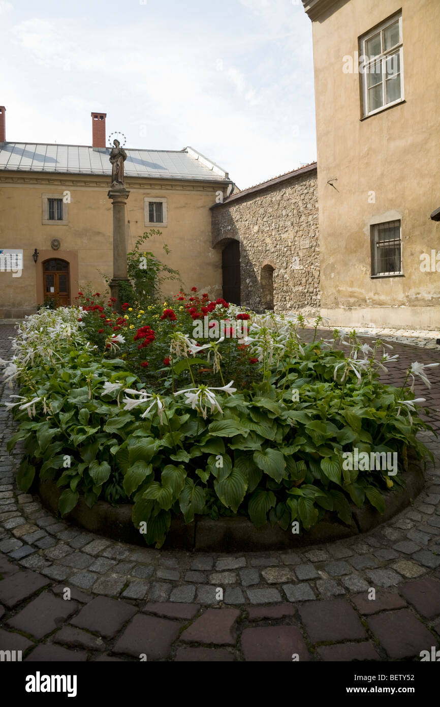 Pittoresco cortile della chiesa della Madonna della Neve. Cracovia. La Polonia. Foto Stock