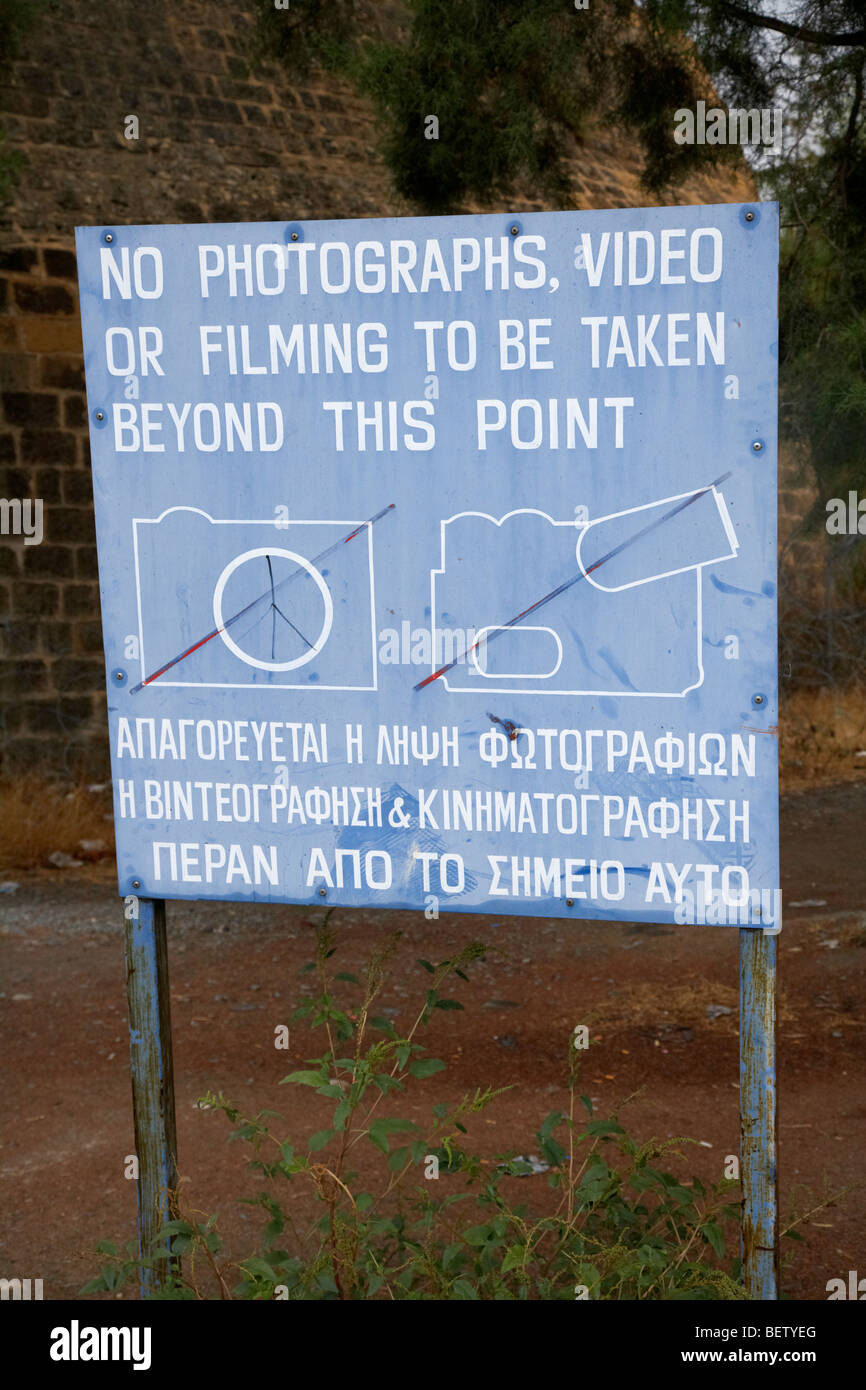 Nessuna fotografia segno di avvertimento per area riservata dell'ONU zona di buffer nel verde della linea che divide il nord e il sud di cipro Foto Stock
