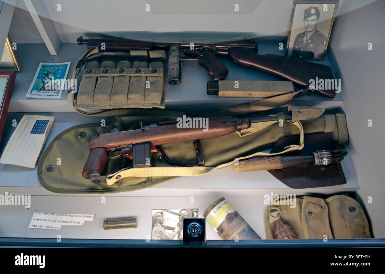 Visualizzazione di American apparecchiature di volo inc Thompson sub-machine gun a Airborne museum, Sainte-Mère-Eglise, in Normandia. Foto Stock