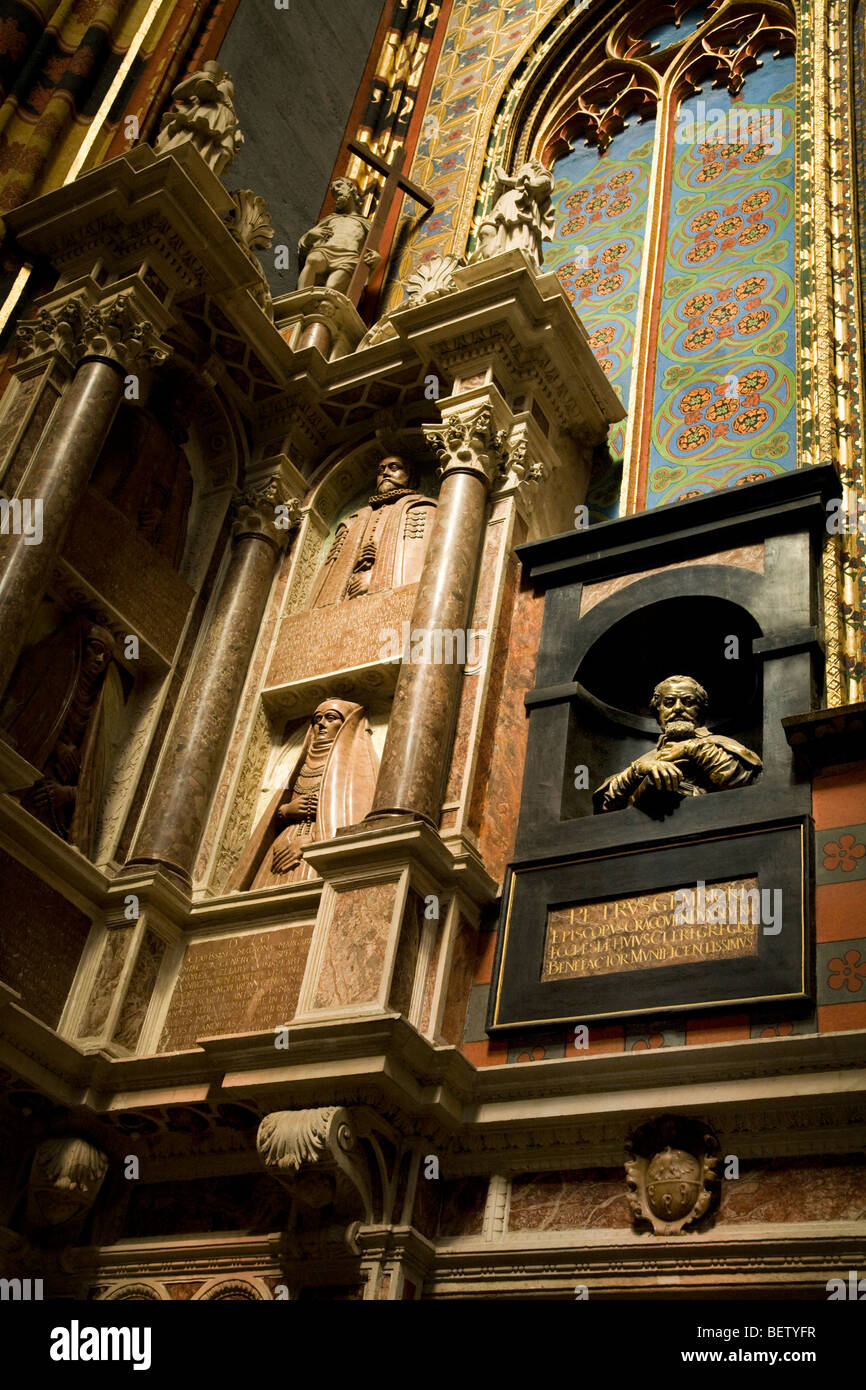 Un angolo della navata della St Marys Basilica, Cracovia, contenente memoriali e busti di marmo di persone famose. Cracovia. La Polonia. Foto Stock