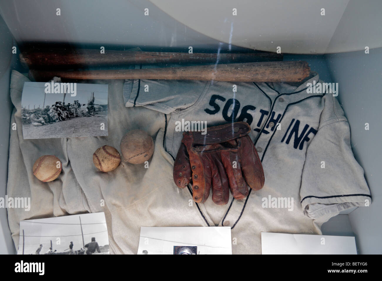 Un display di attrezzatura da baseball appartenenti alla 506th Airborne fanteria presso il Museo del Volo, Sainte-Mère-Eglise, in Normandia. Foto Stock