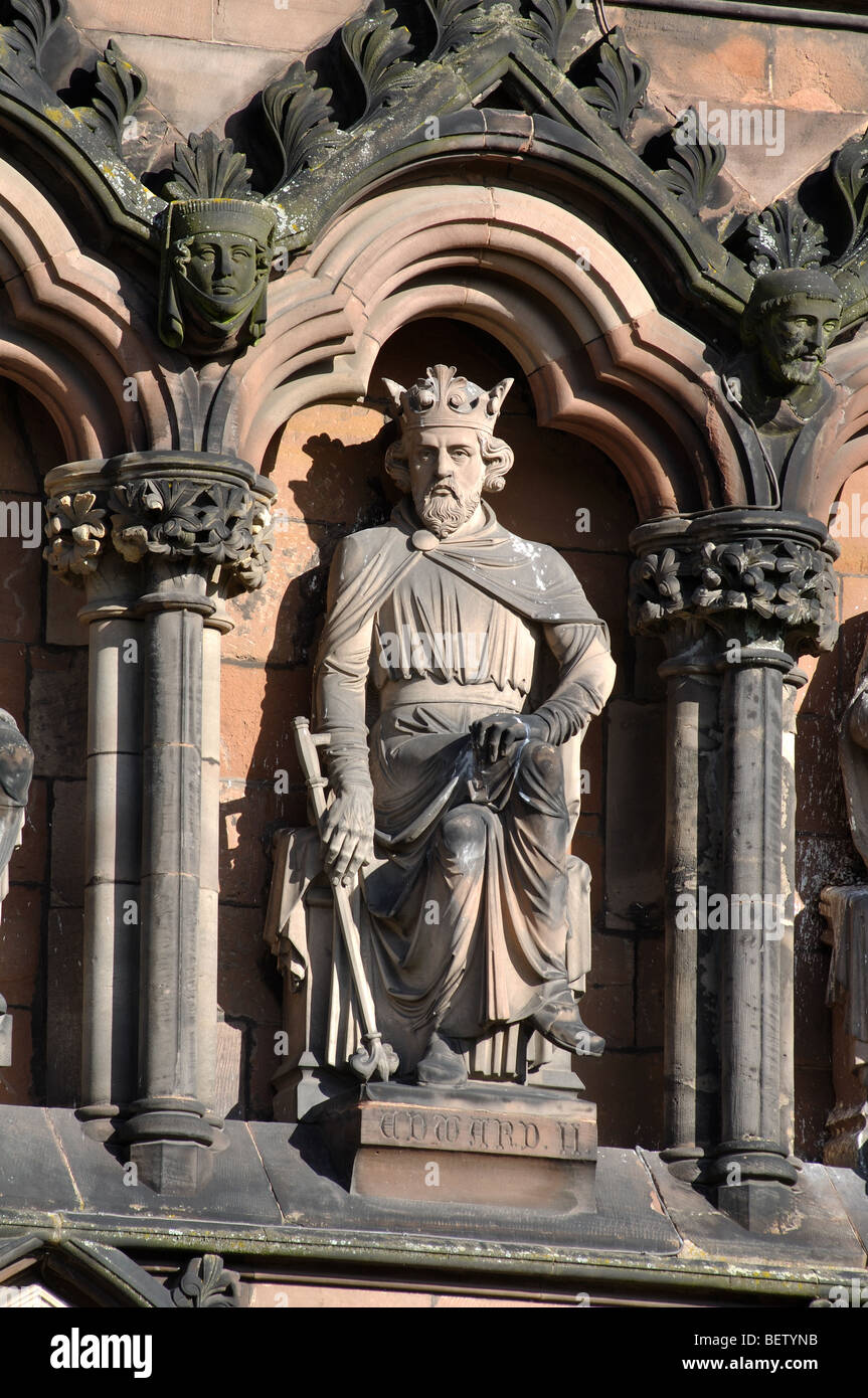 Il re Edoardo II statua sul fronte ovest di Lichfield Cathedral, Staffordshire, England, Regno Unito Foto Stock