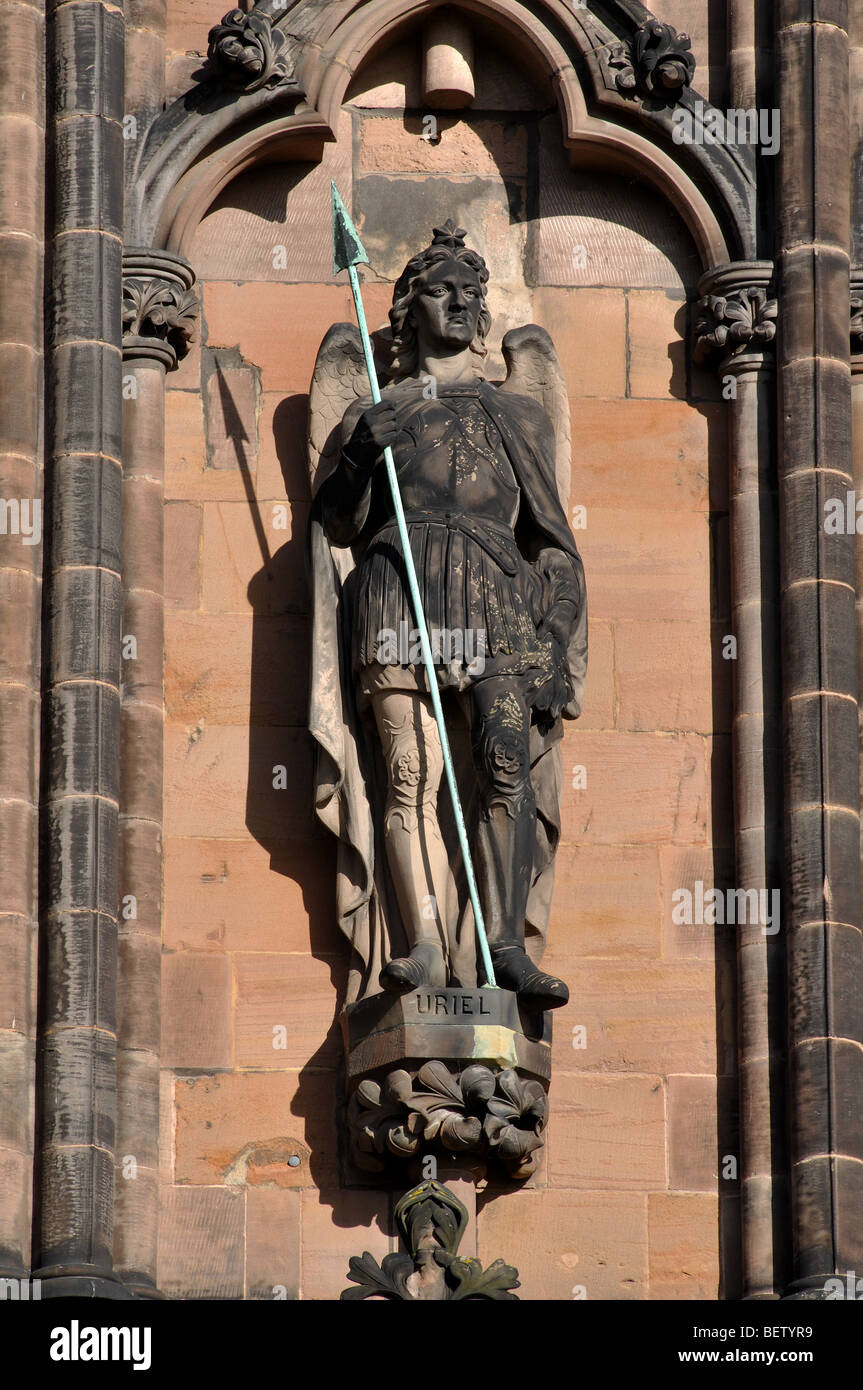Uriel statua sul fronte ovest di Lichfield Cathedral, Staffordshire, England, Regno Unito Foto Stock