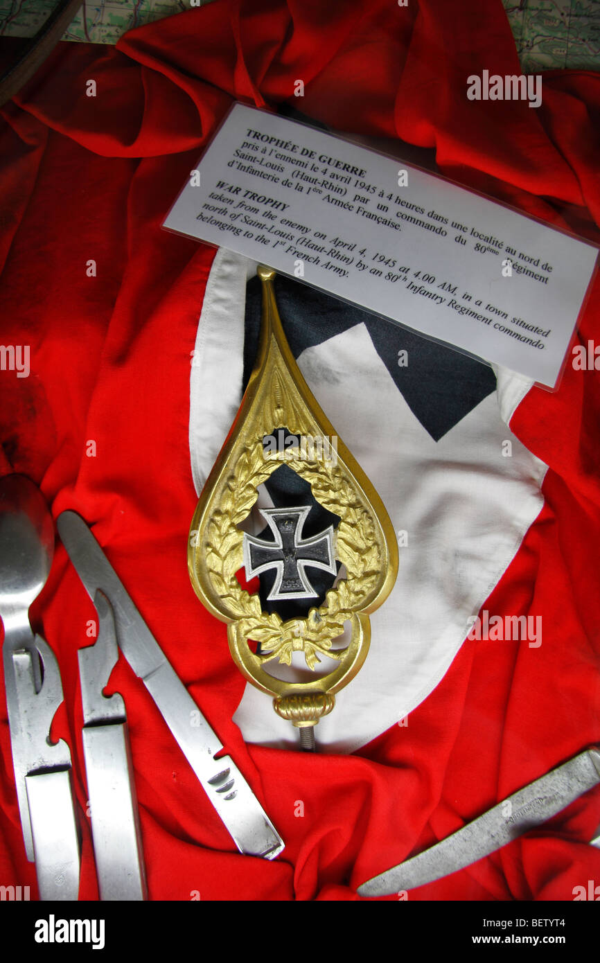 Close up di un tedesco di guerra mondiale una croce di ferro medaglia (seconda classe) con impostazione & bandiera nazista. Airborne Museum, Sainte-Mère-Eglise. Foto Stock