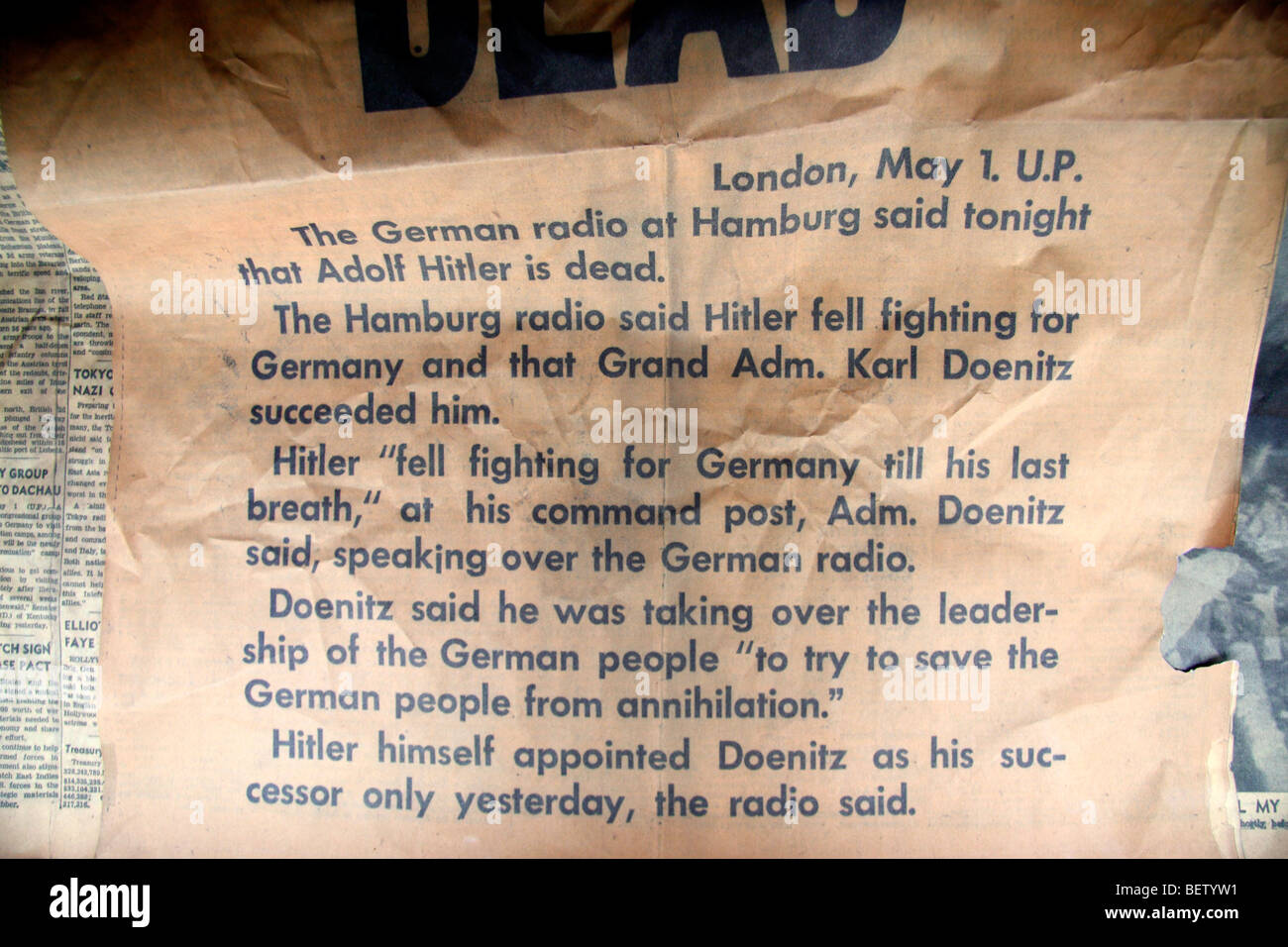 Close up di un giornale la riproduzione dell'annuncio della morte di Adolf Hitler. Airborne Museum, Sainte-Mère-Eglise. Foto Stock