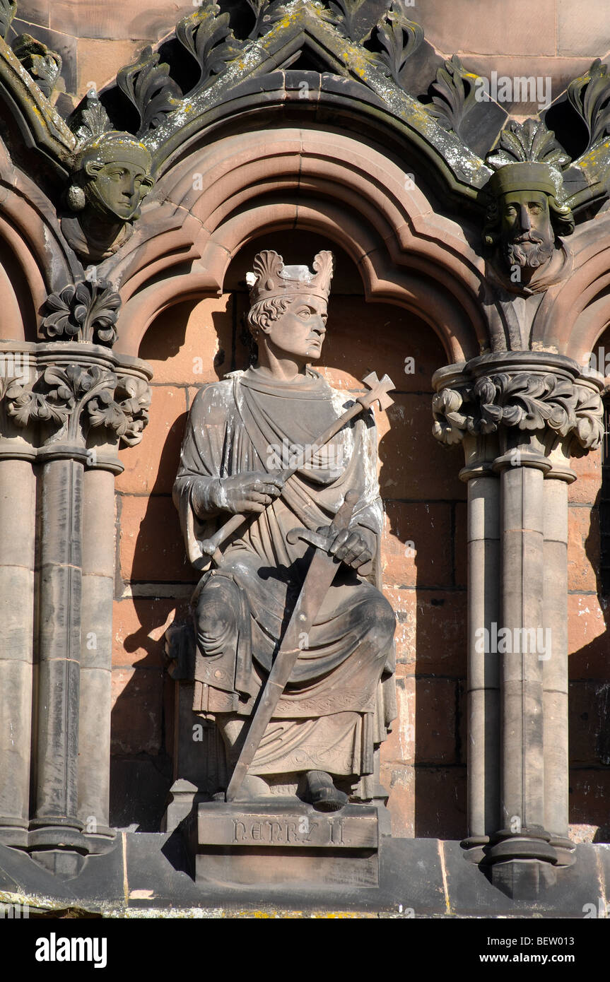 Il re Enrico II statua sul fronte ovest di Lichfield Cathedral, Staffordshire, England, Regno Unito Foto Stock