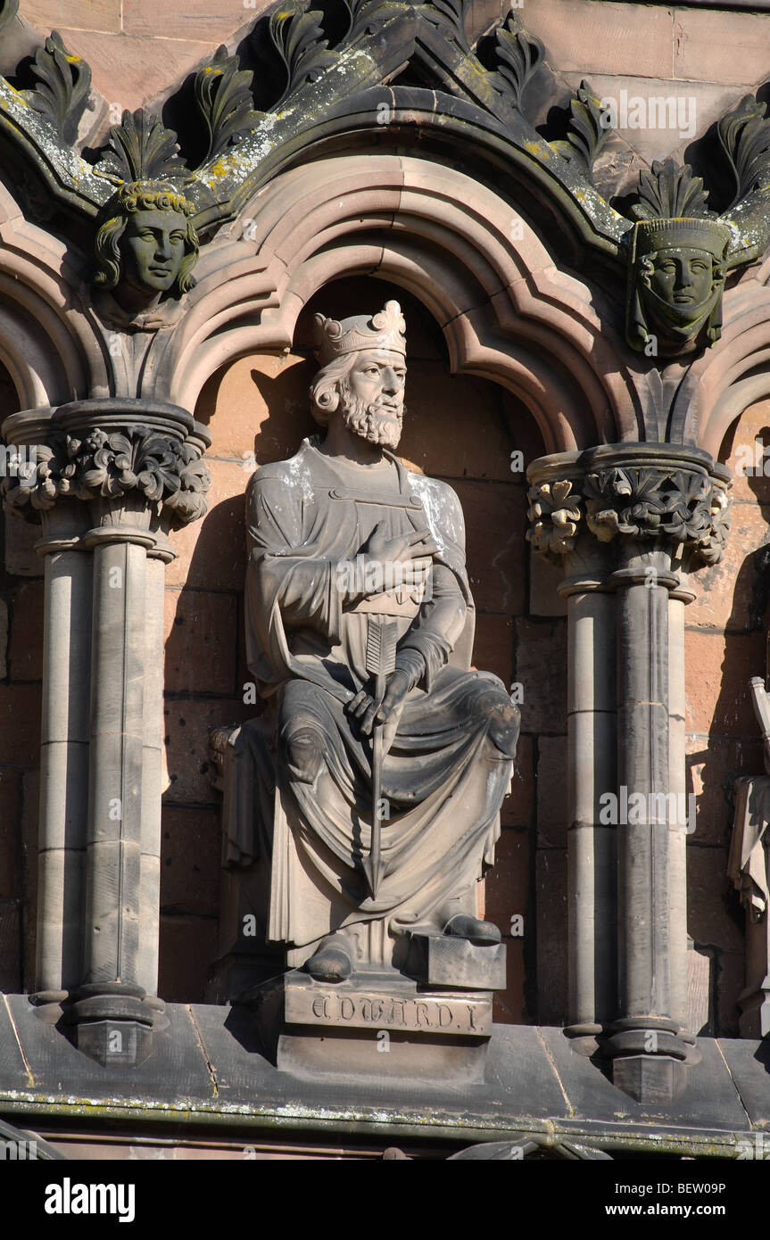 Il re Edoardo I statua sul fronte ovest di Lichfield Cathedral, Staffordshire, England, Regno Unito Foto Stock