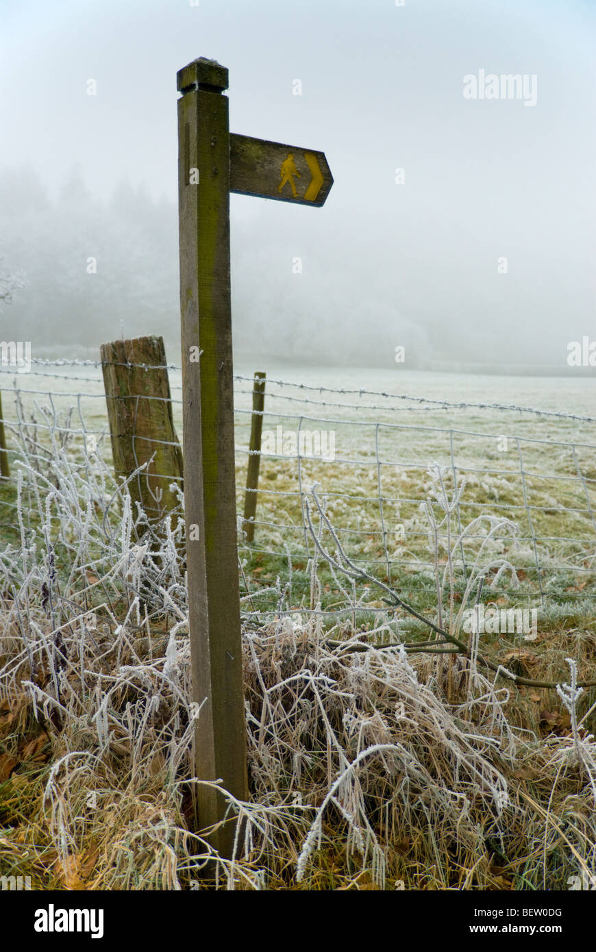 Sentiero segnaletica da un campo di gallese in inverno Foto Stock