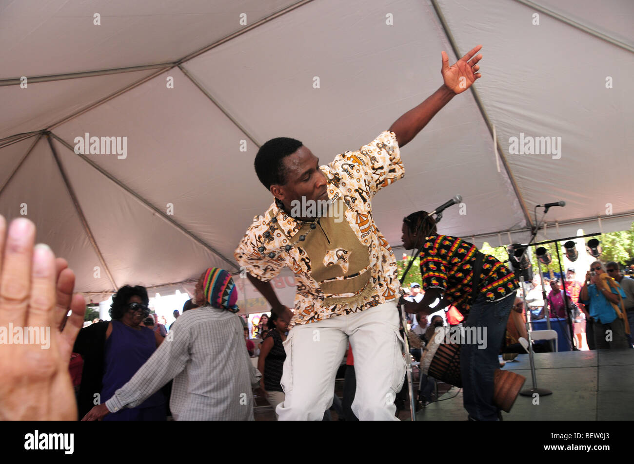 Ballando al pianeta Djembe a Tucson incontrare te stesso, un multi-festival culturale di Tucson, Arizona, Stati Uniti. Foto Stock