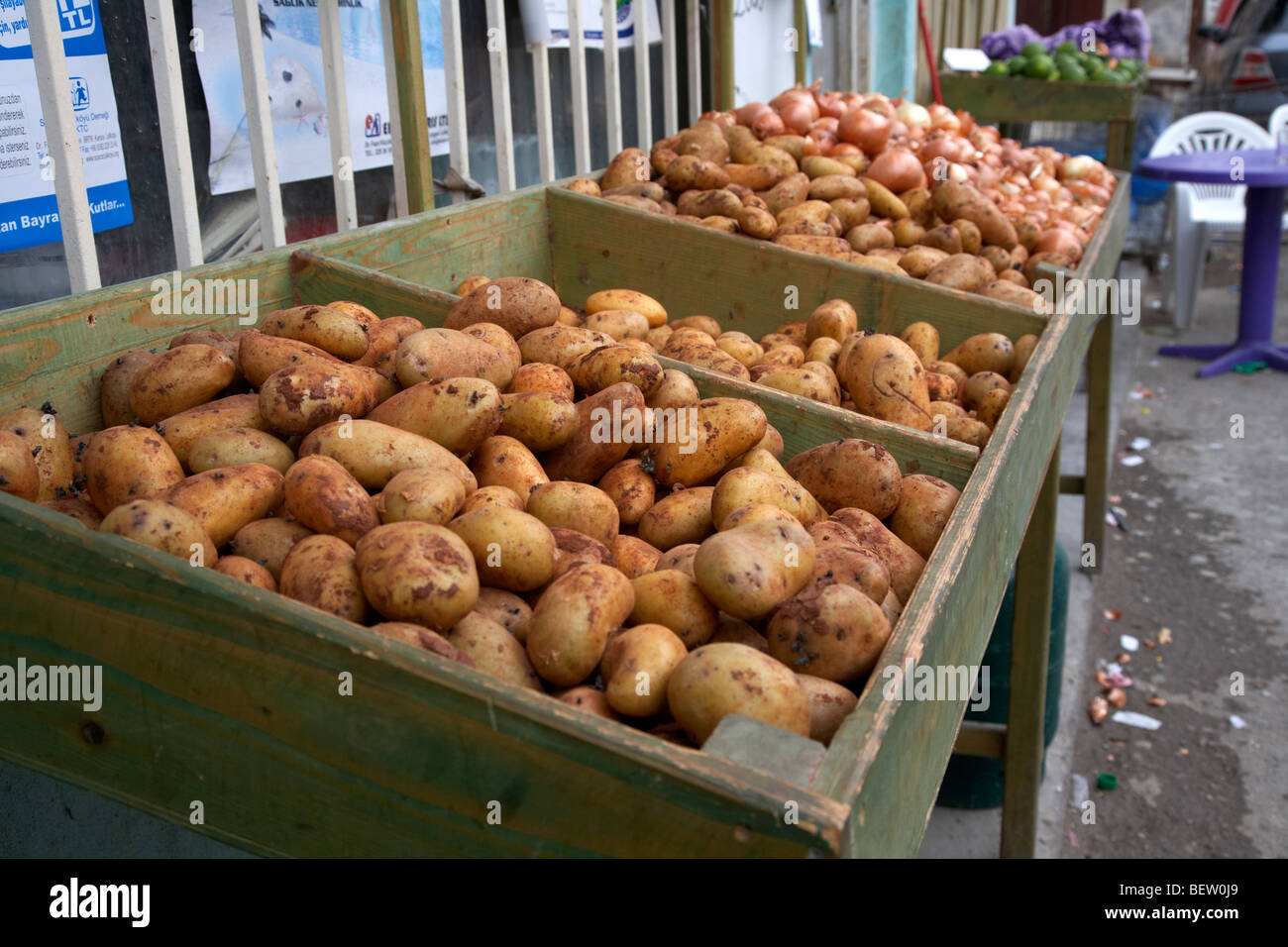 Pile di Cipro le patate in vendita al di fuori di un negozio a nicosia della Repubblica turca di Cipro del Nord Repubblica turca di Cipro del nord Foto Stock