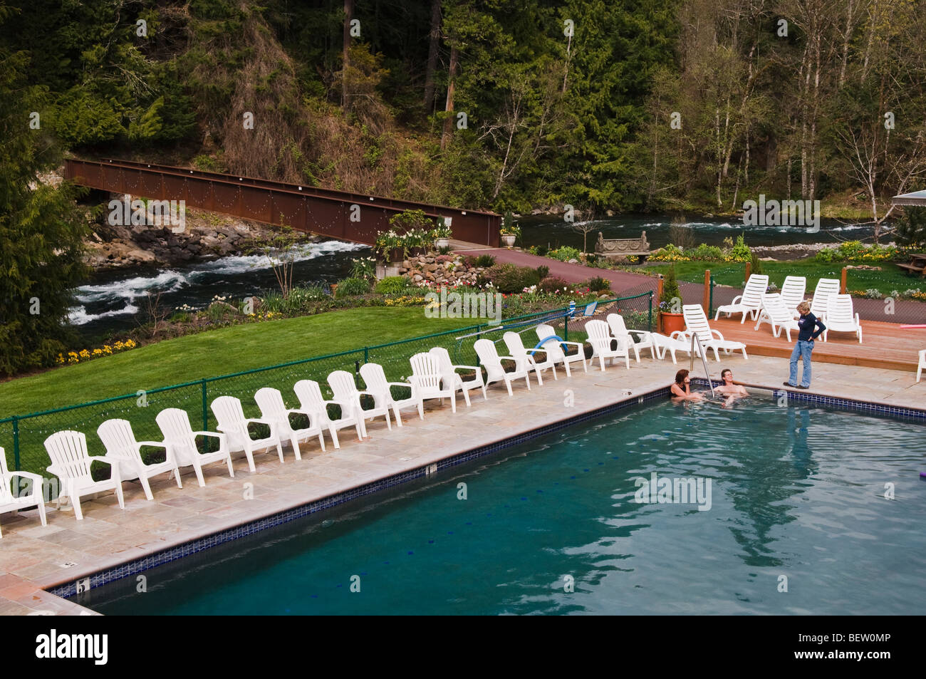 Matura in piscina a Belknap Hot Springs Resort sul fiume McKenzie; Cascade Mountains, Oregon. Foto Stock
