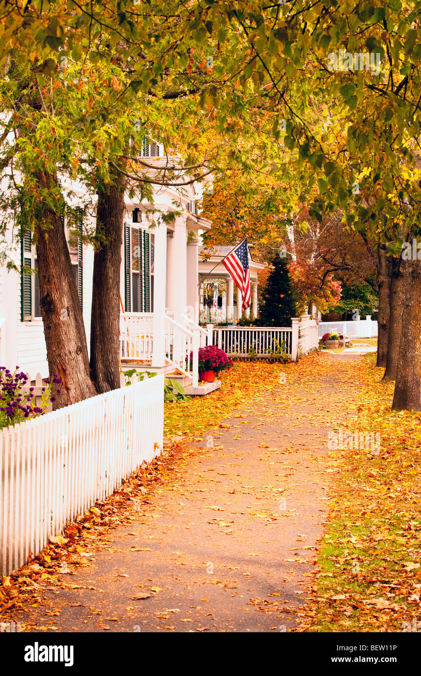 Autunno visualizza in basso un marciapiede a Woodstock Vermont - USA Foto Stock
