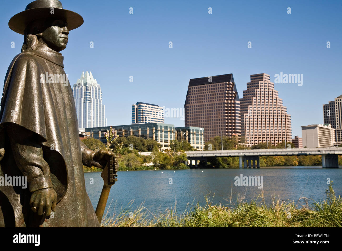 La tardiva e leggendario blues chitarrista Stevie Ray Vaughan è commemorò in bronzo presso Auditorium Shores, Austin, Texas, Stati Uniti d'America Foto Stock