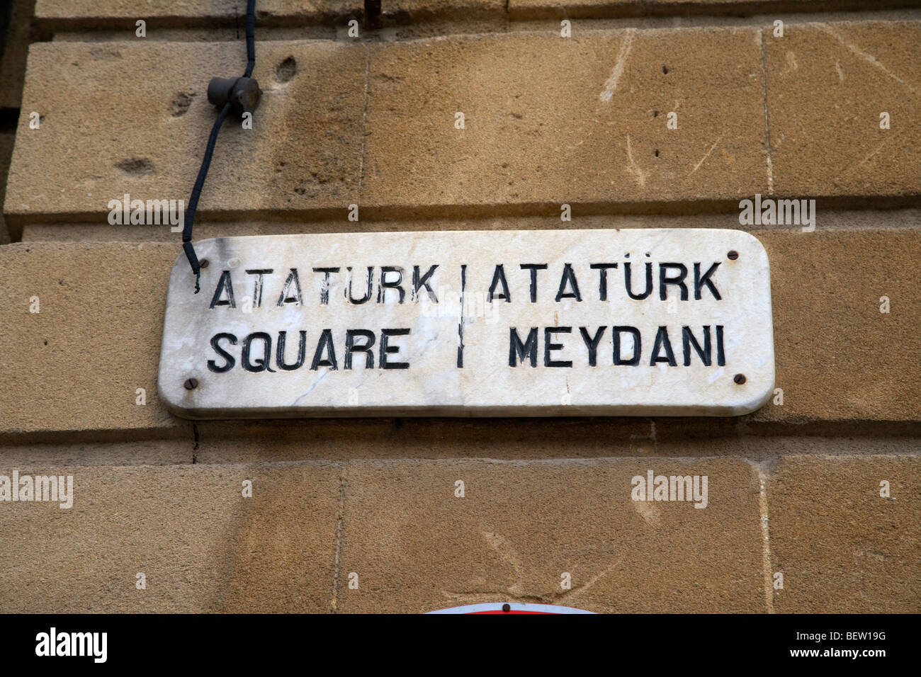 Marmo strada vecchia targhetta di ataturk piazza della Repubblica turca di Cipro del Nord di nicosia repubblica turca di Cipro del nord Foto Stock