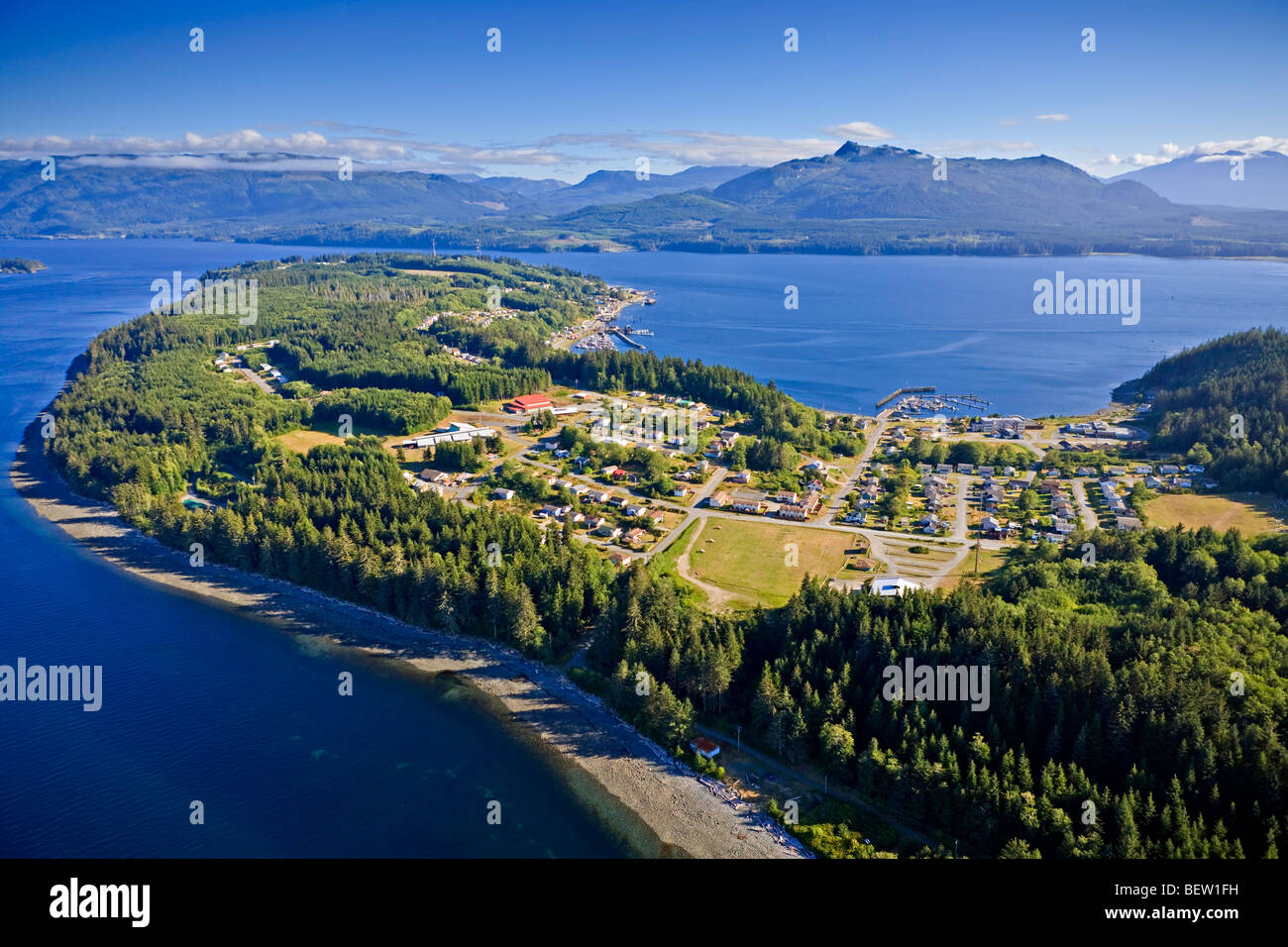 Vista aerea della baia di avviso, isola di cormorani, Broughton stretto, il Cormorano Canale e l'isola di Vancouver in background, inglese britannico Foto Stock