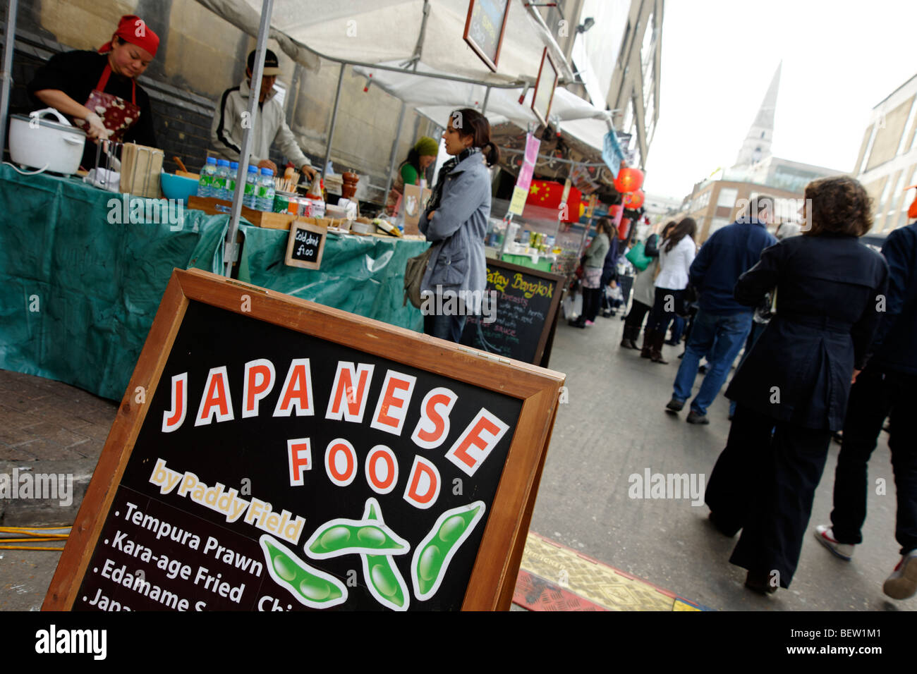 Cucina etnica ambulanti alla sistemazione nella vecchia Trueman Brewery. Londra. La Gran Bretagna. Regno Unito Foto Stock