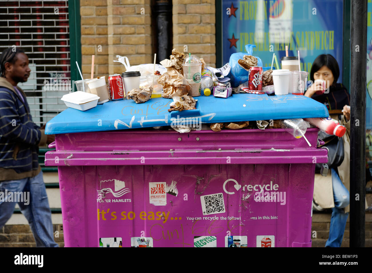 Traboccante il contenitore di riciclaggio. Tower Hamlets. Londra. La Gran Bretagna. Regno Unito Foto Stock