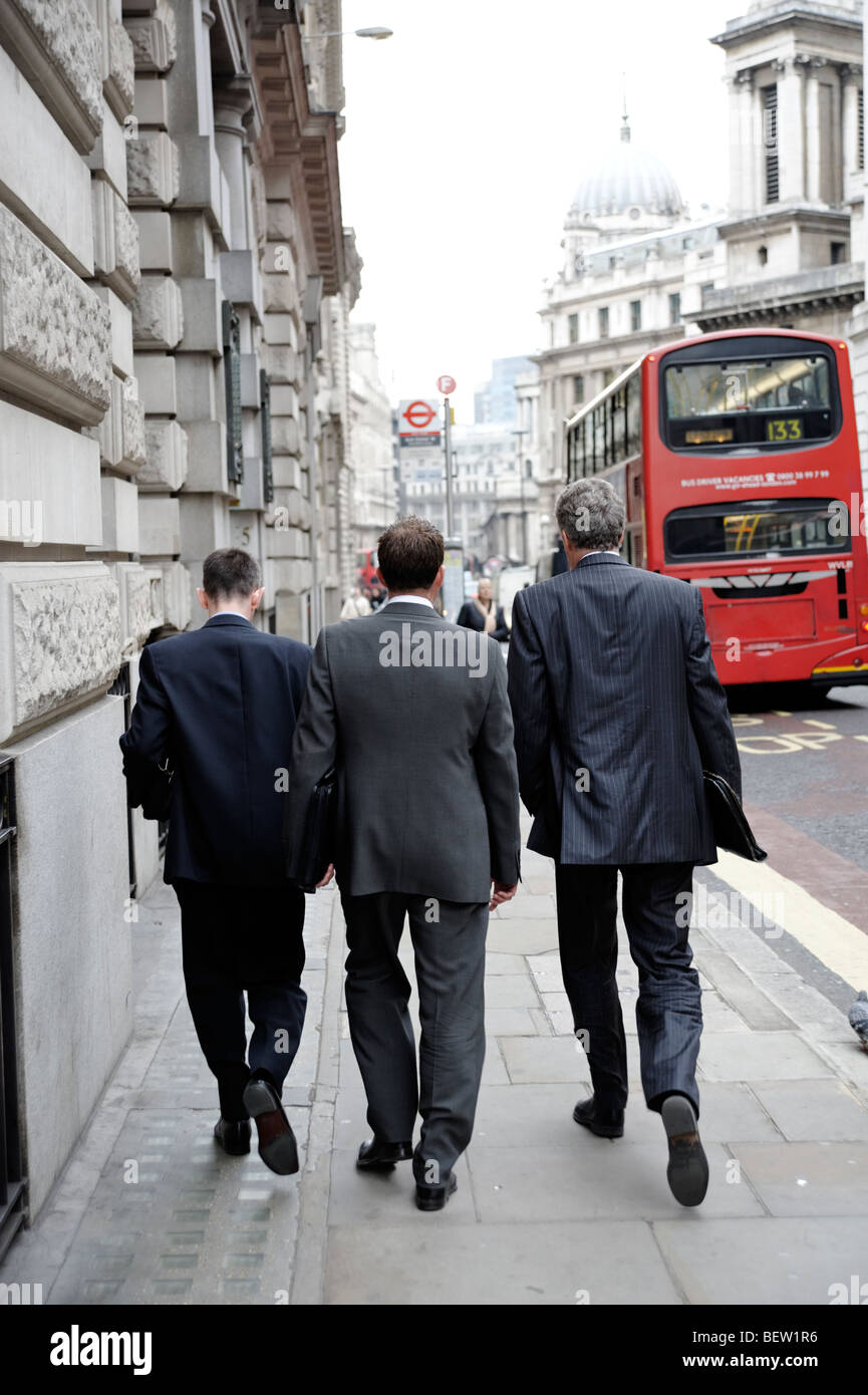 Ufficio i lavoratori a piedi lungo King William St verso la banca. Città di Londra. La Gran Bretagna. Regno Unito Foto Stock