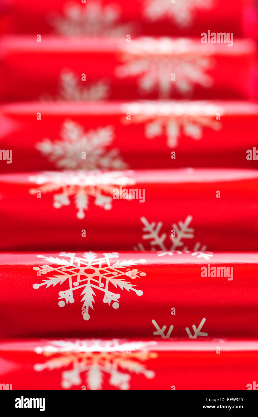 Primo piano di molti rossi Christmas Cracker in una riga Foto Stock