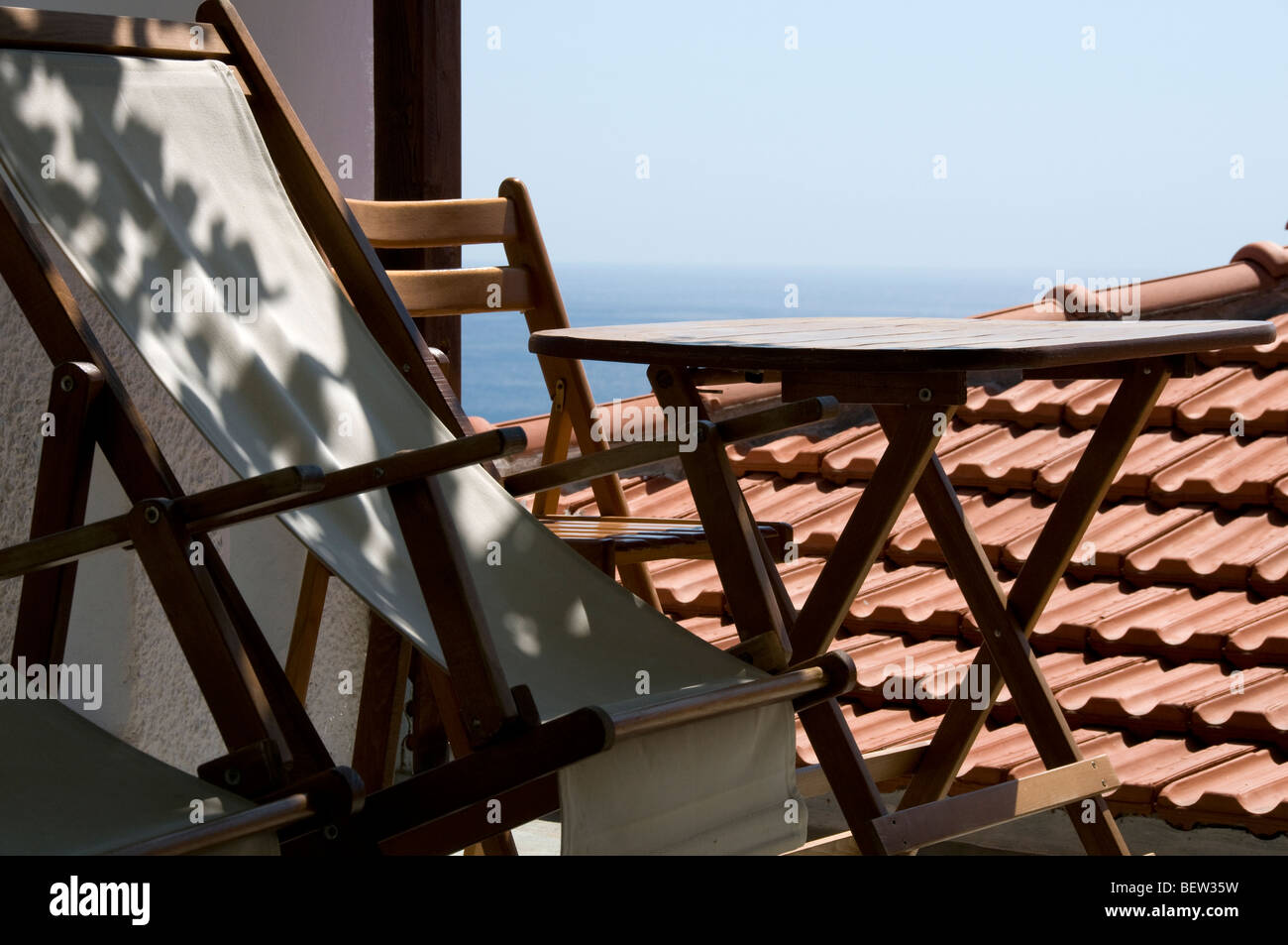 Sedia a sdraio e tavolo in un punto fuori dal sole con una vista sul mare in una casa Città Vecchia o Hora, Alonissos, Isole greche, Grecia, Europa Foto Stock
