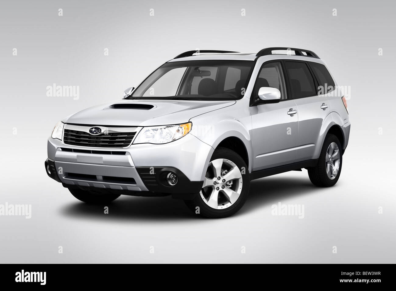 2010 Subaru Forester 2.5XT Premium in argento - Vista anteriore angolare Foto Stock
