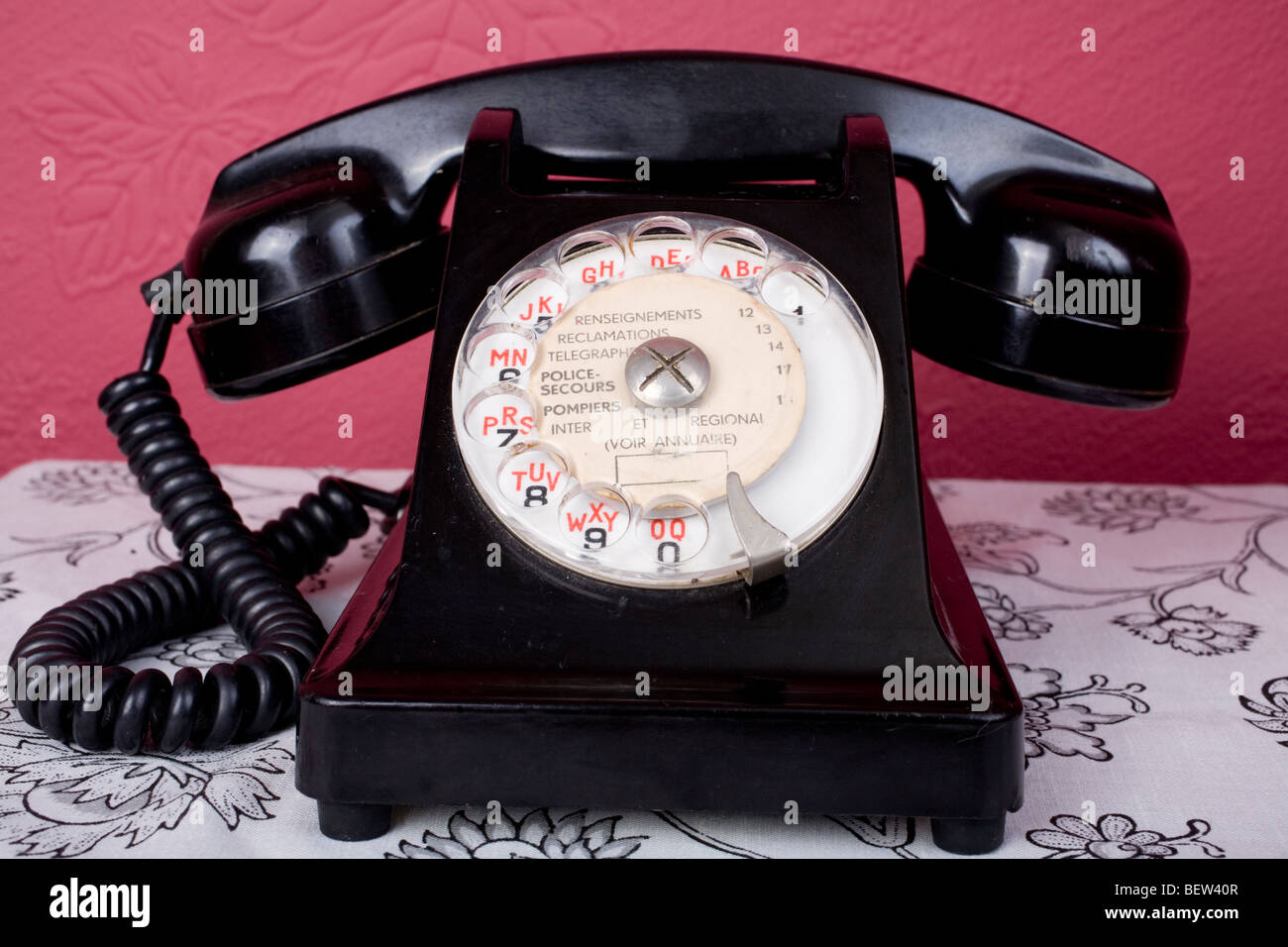 Vista di un vecchio telefono in bachelite, con la scritta in francese. Foto Stock