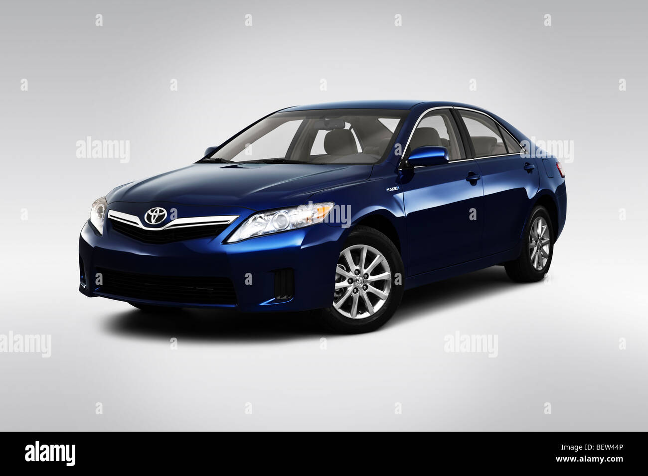 2010 Toyota Camry ibrida in blu - Vista anteriore angolare Foto Stock