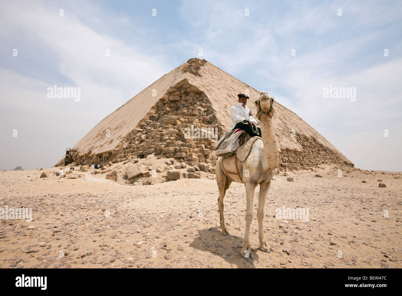 La polizia a dorso di cammello a piramide piegata del faraone Snofru, Dahshur, Egitto Foto Stock