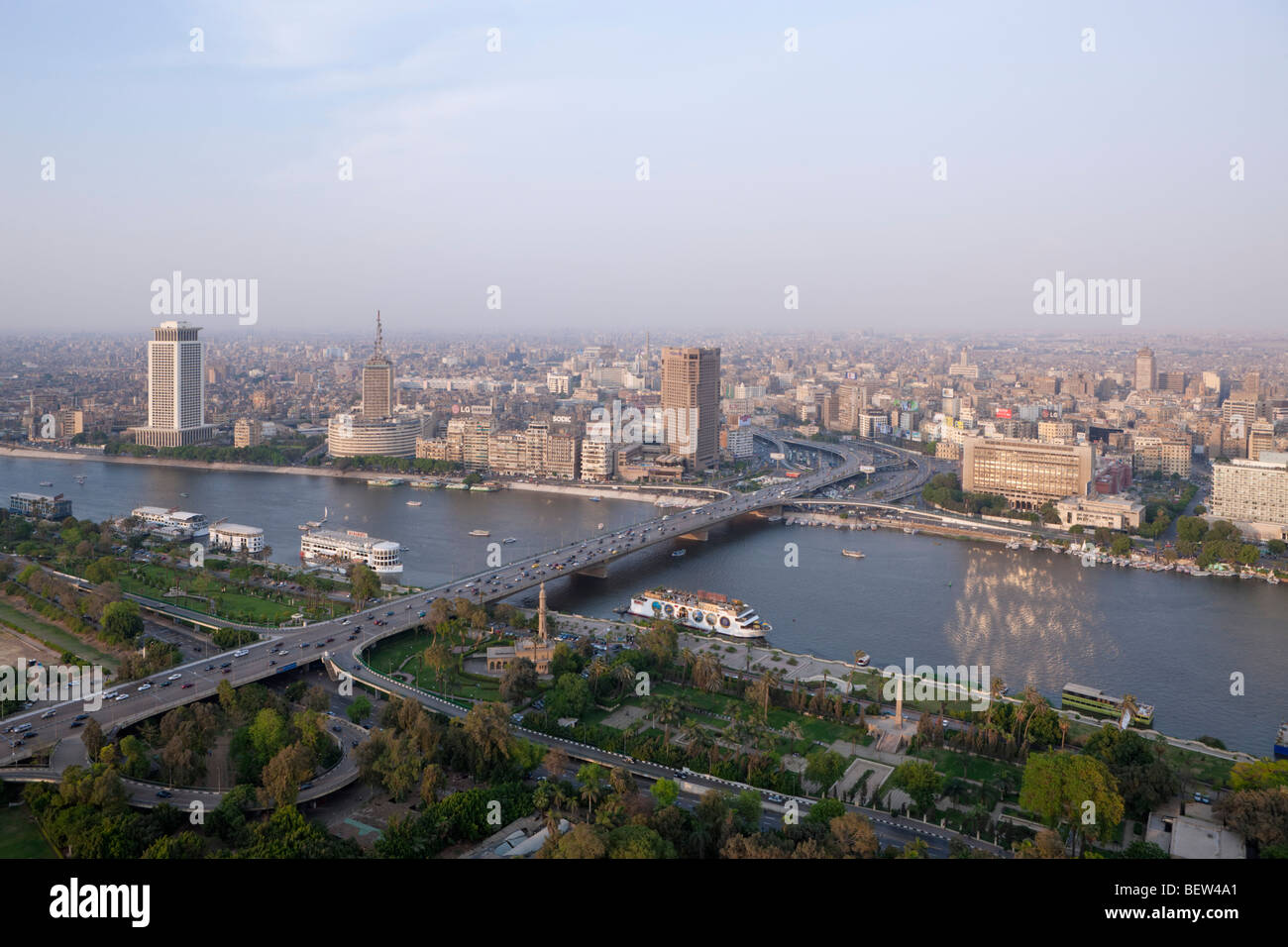 Vista al Cairo e Ponte di 6. Ottobre oltre il Nilo al Cairo, Egitto Foto Stock Vista al Cairo e Ponte di 6. Ottobre oltre il Nilo al Cairo, Egitto Foto Stock