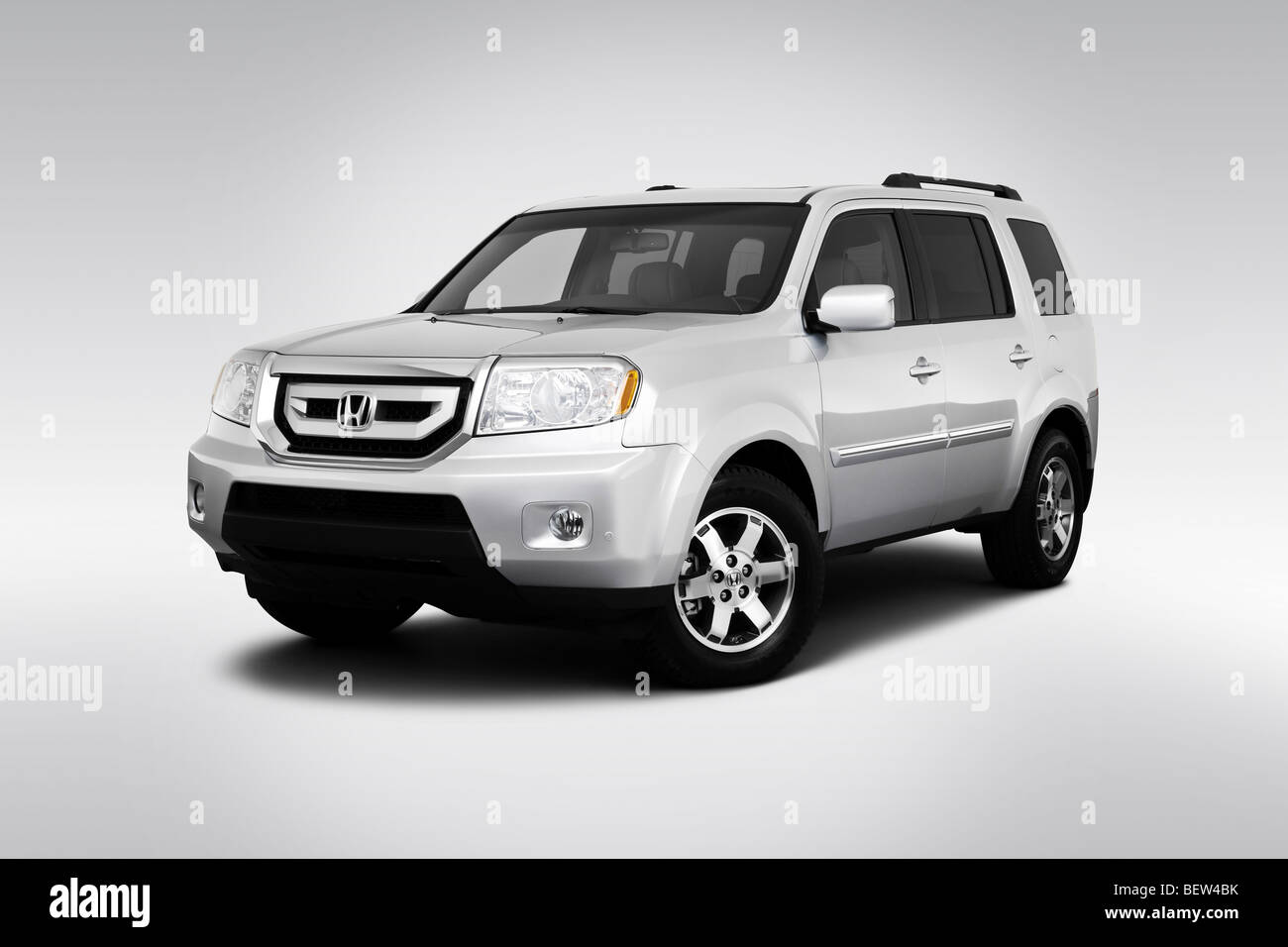 2010 pilota Honda Touring con DVD posteriore sistema di intrattenimento (RES) in argento - Vista anteriore angolare Foto Stock