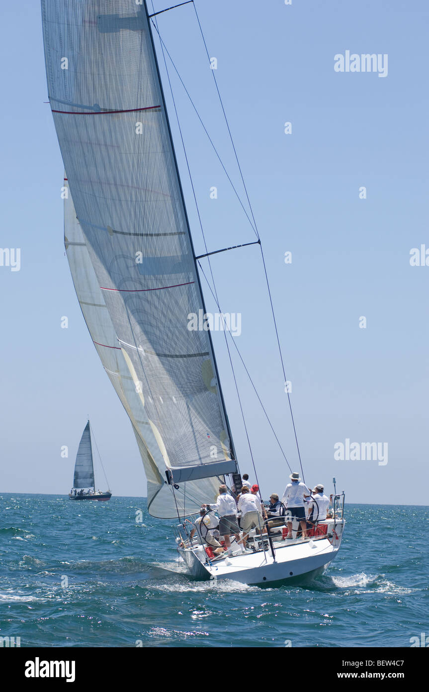 Equipaggio a bordo di yacht in team competitivo vela evento, California Foto Stock