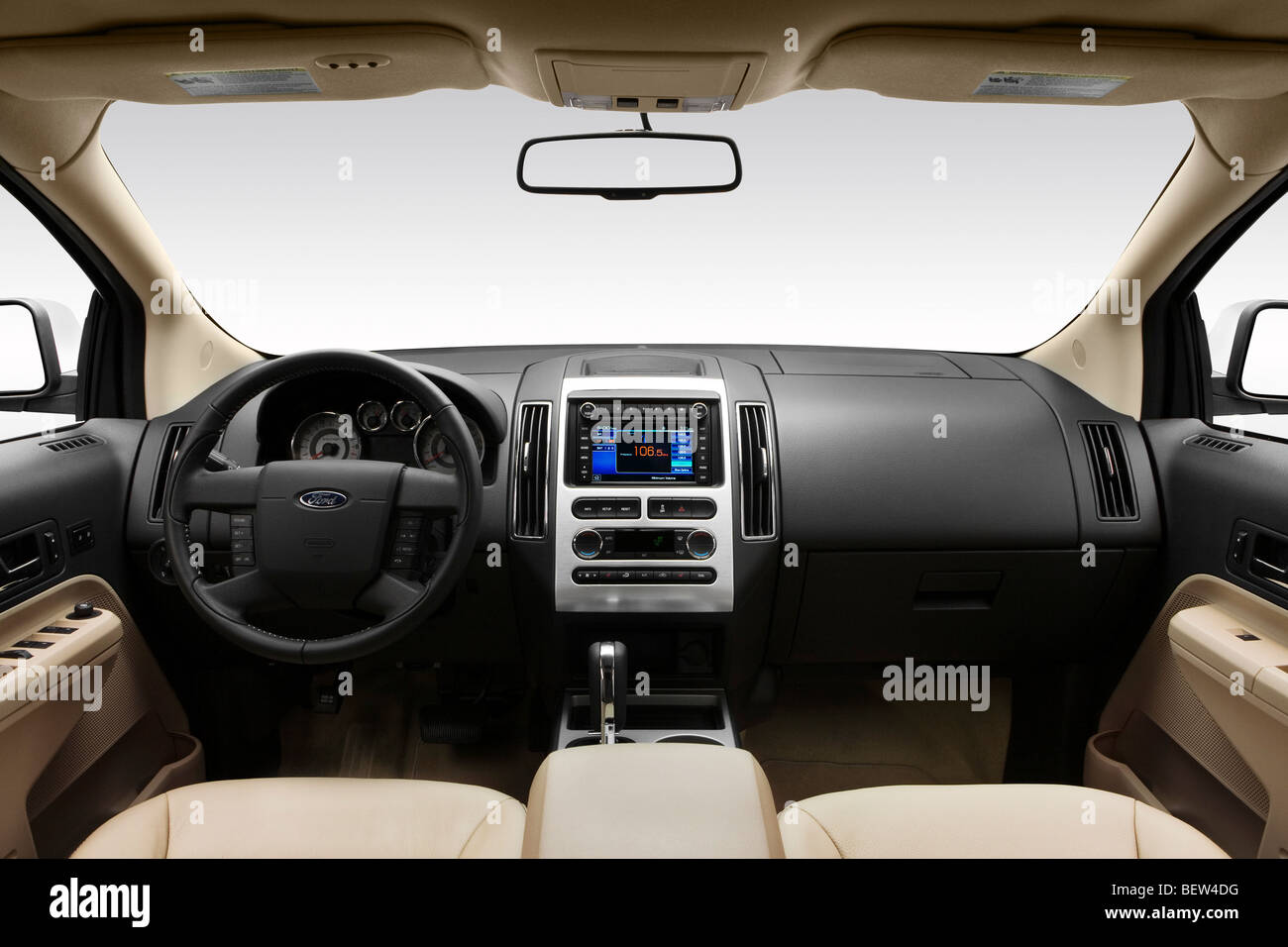 2010 Ford Edge limitata in bianco - Cruscotto, consolle cambio di marcia visualizzare Foto Stock
