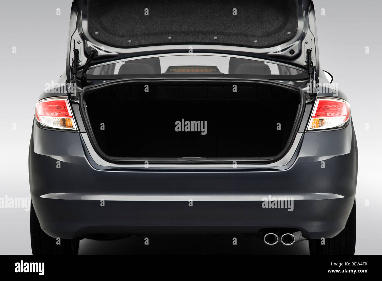 2010 Mazda MAZDA6 i Touring in grigio - angolo posteriore vista Foto Stock