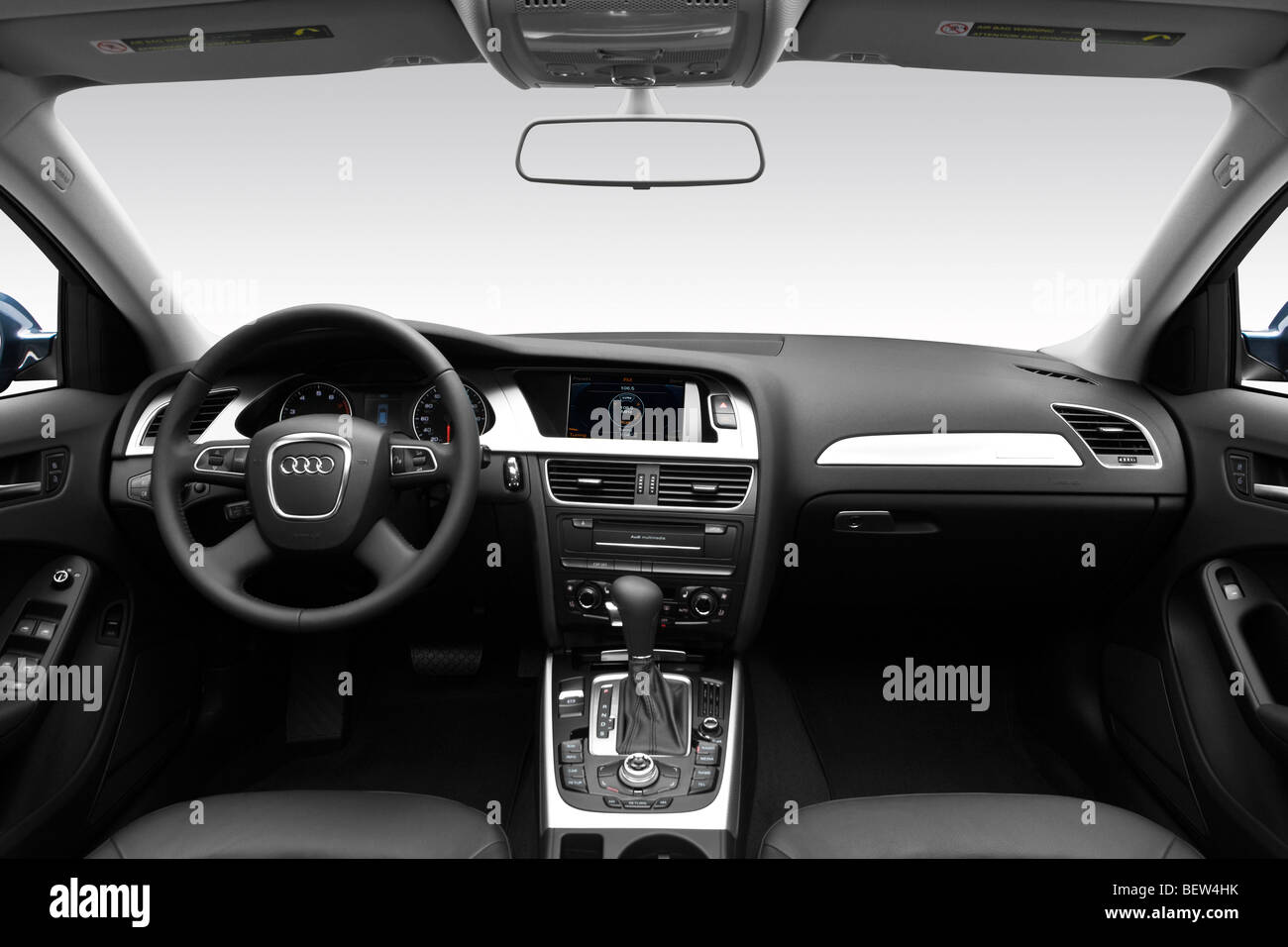 2010 Audi A4 Avant 2.0T quattro in grigio - Cruscotto, consolle cambio di marcia visualizzare Foto Stock